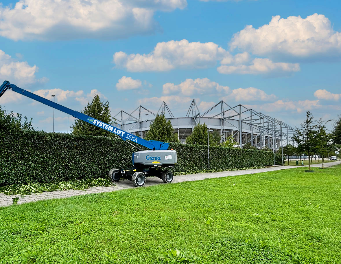 Arbeitsbühne von der SeKa GmbH vor Borussia-Park Mönchengladbach